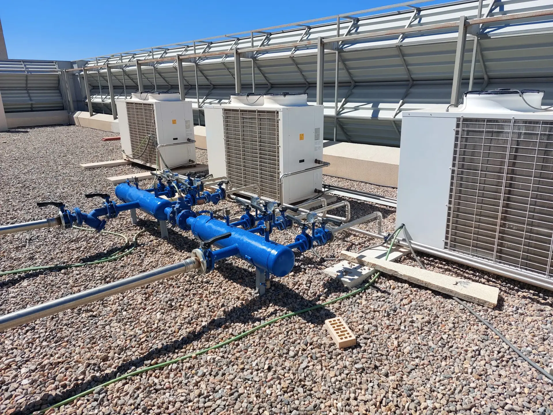 Bombas de calor y colectores hidráulicos instalados en la cubierta de un edificio