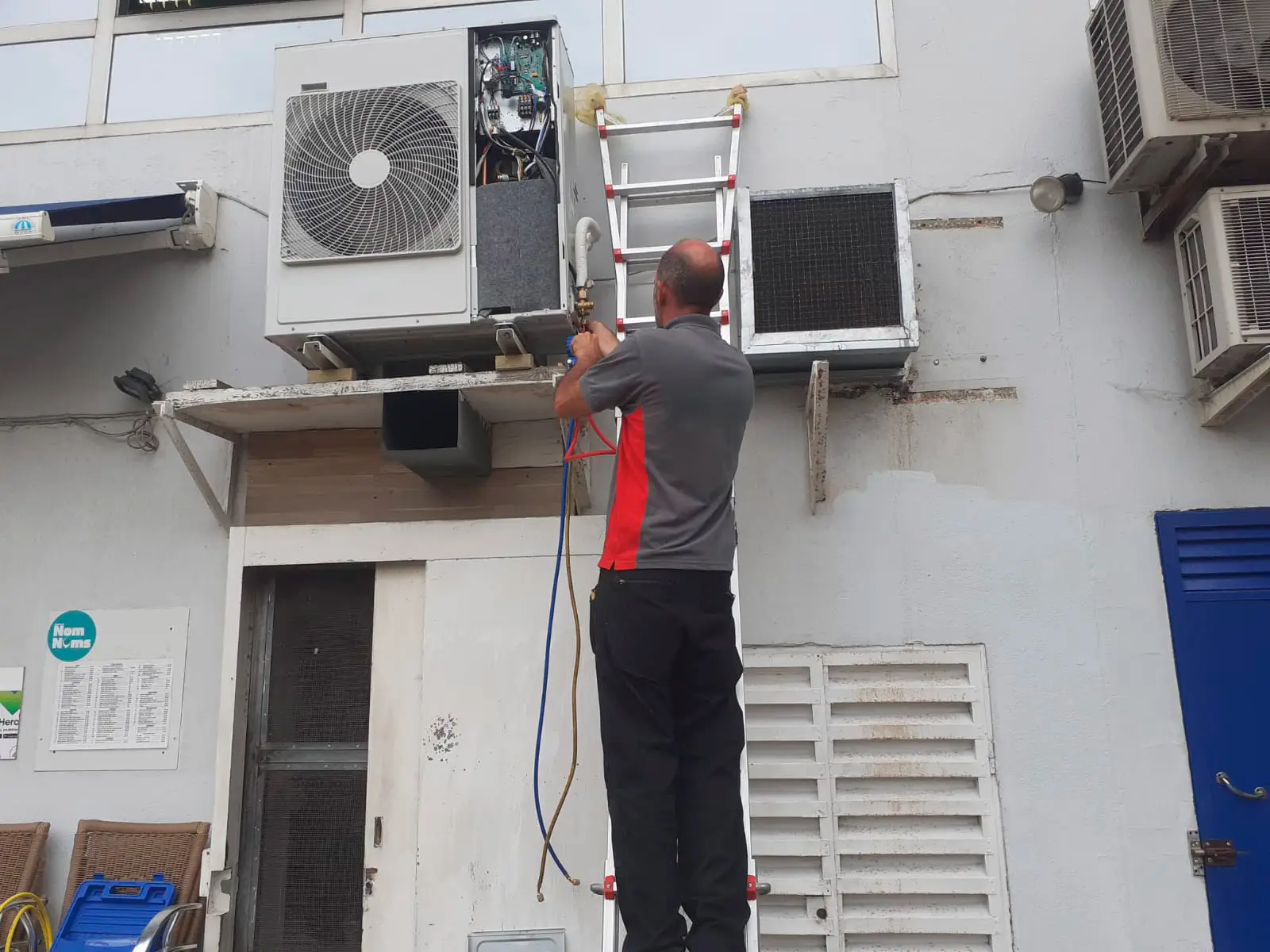 Técnicos de Klimatick trabajando en una instalación de climatización