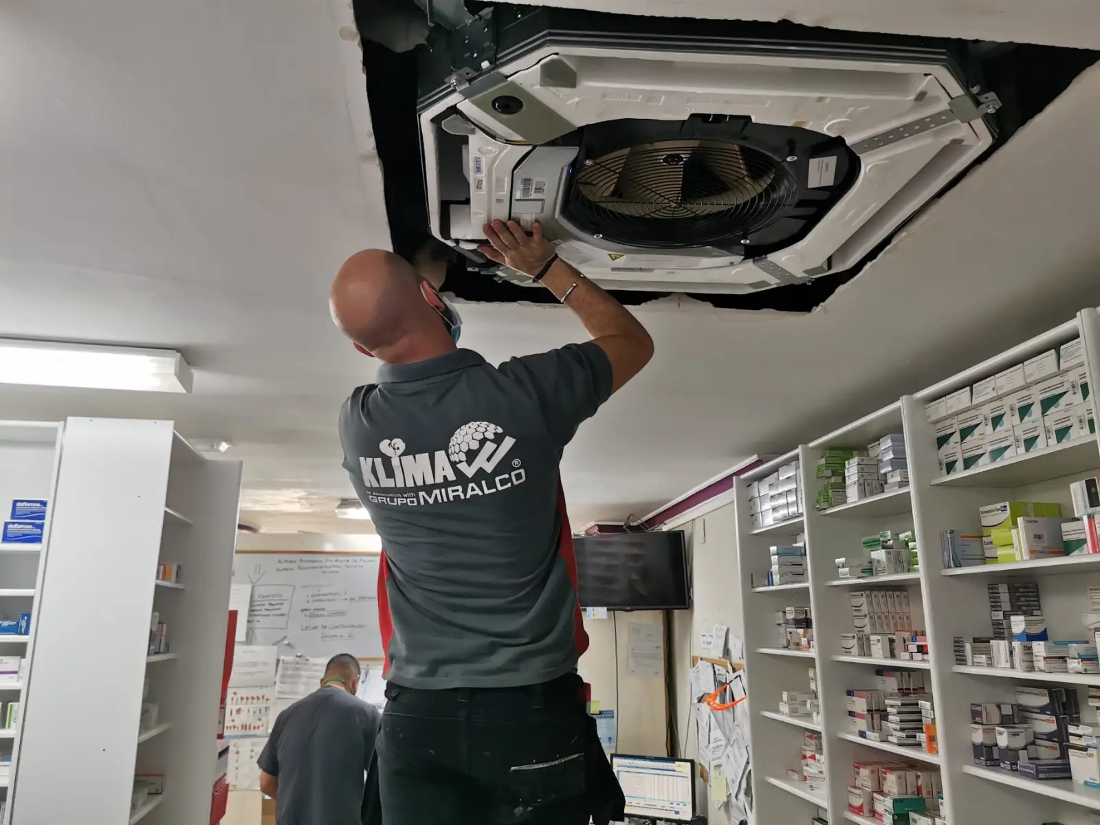 Instalación de un cassette de techo en un local comercial