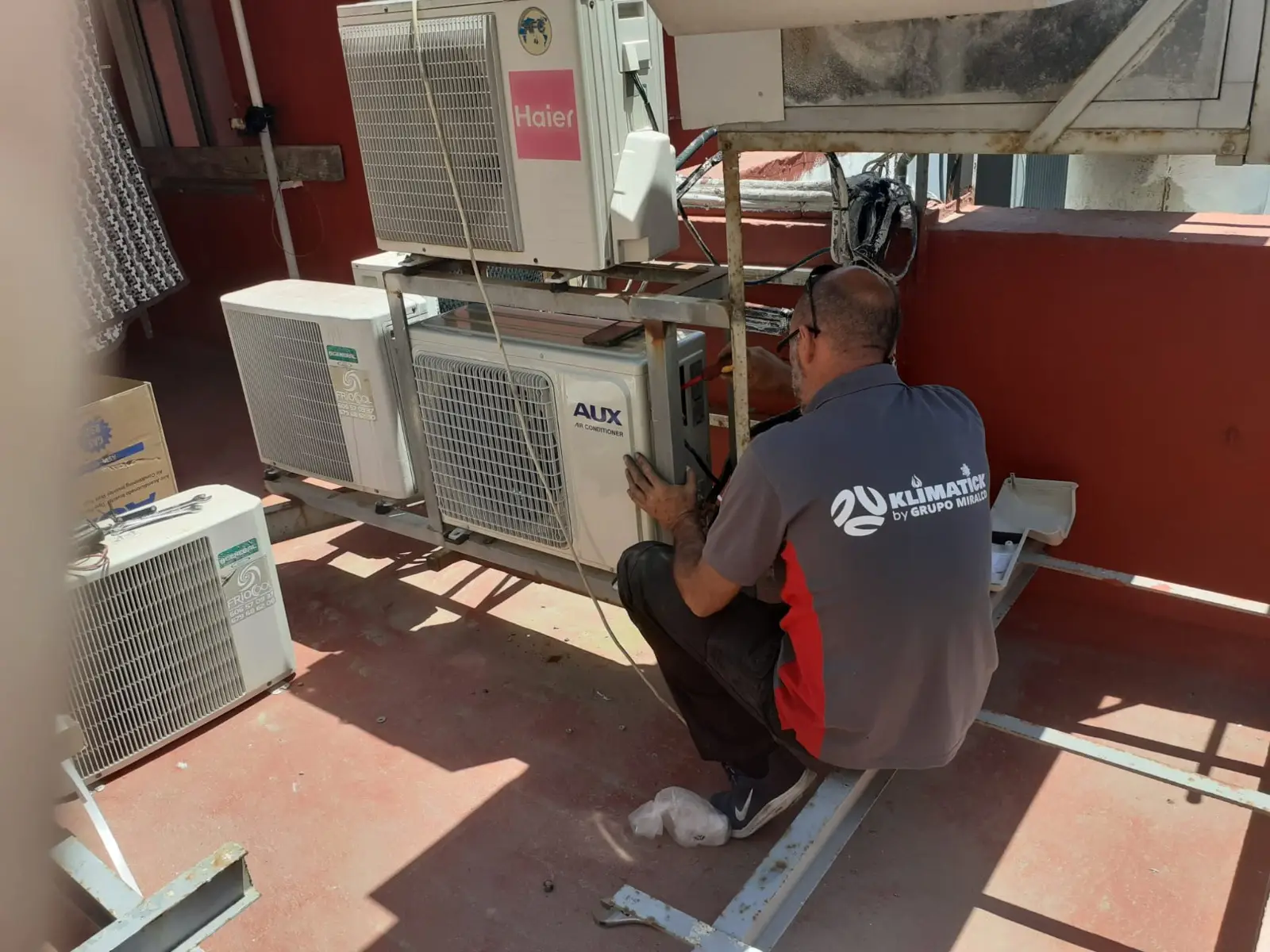 Unidad de aerotermia instalada por Klimatick en una vivienda de Marbella