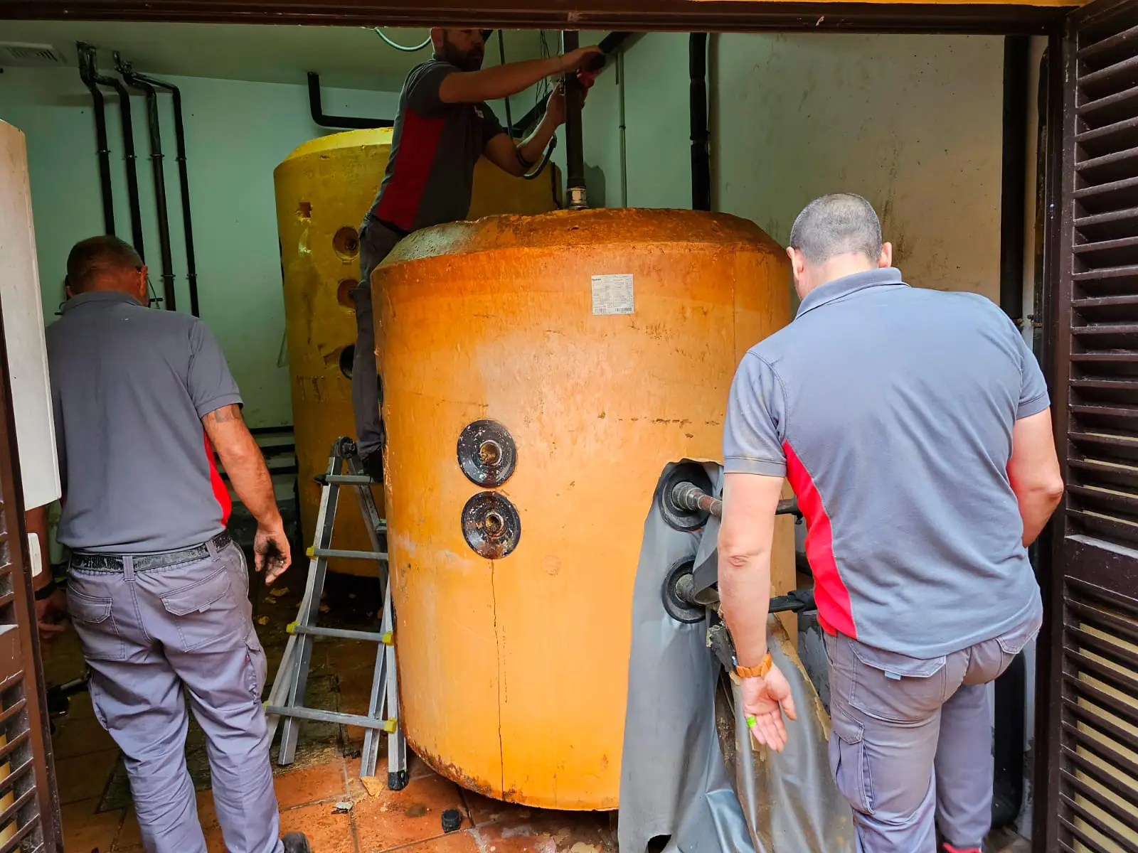 Técnico de Klimatick realizando el mantenimiento de un equipo de climatización